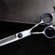 thumbnail image 1 of Tijeras profesionales de entresacar el cabello de 6 pulgadas con hojas microdentadas de precisión para cortes de cabello en capas de salón., 1 of 2