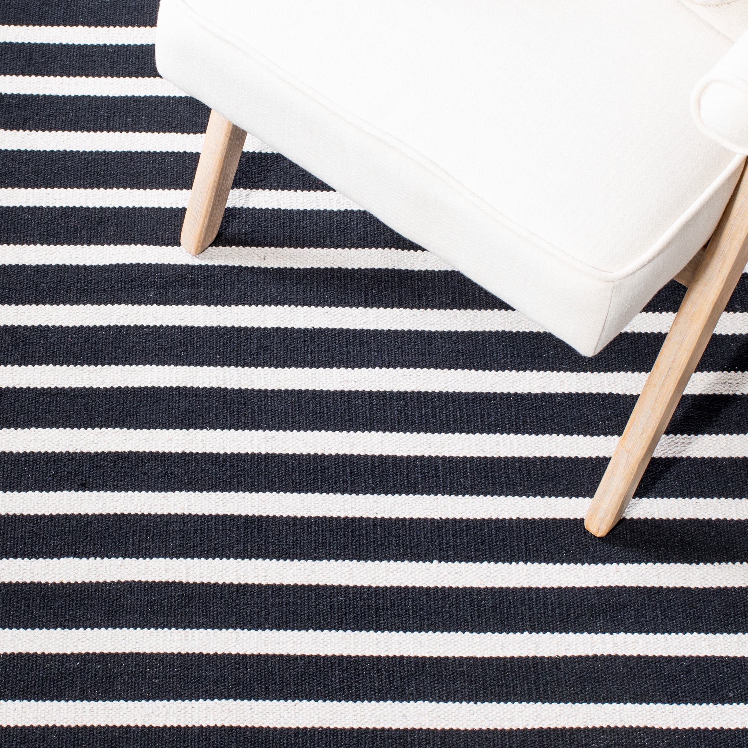 SAFAVIEH Montauk Amadine Striped Cotton Area Rug, Black/Ivory, 6' x 6' Round