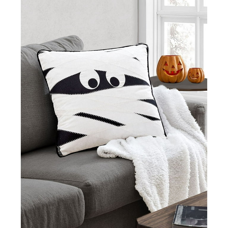 Lacourte pillows top