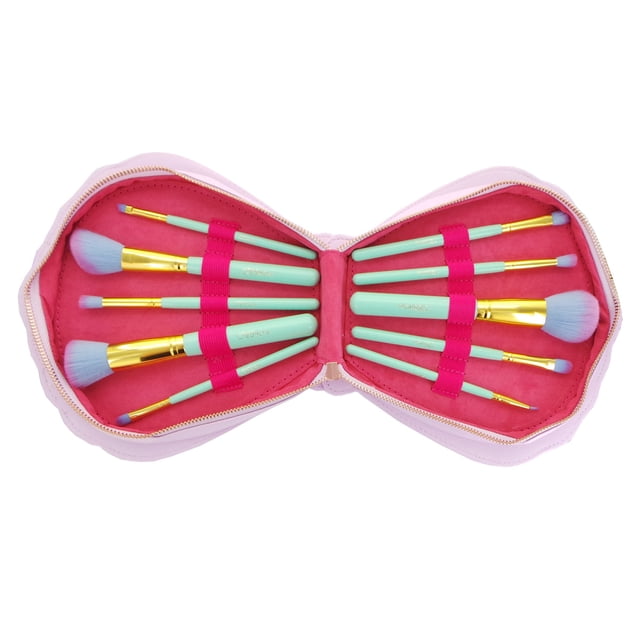 beauty creations mermaid's dream juego de brochas de concha de 10 piezas estuche con forma de concha rosa abierto que muestra 10 brochas con mangos verde menta, virolas doradas y cerdas azul claro sobre forro interior fucsia, vista frontal.