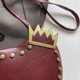 thumbnail image 5 of Bolso bandolera con forma de corazón y corona bolso cruzado con remaches de PU para mujer (rojo vino), 5 of 9