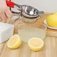 thumbnail image 5 of Exprimidor de limones manual con mango suave - Resistente - Para exprimir limones y cítricos - Fácil de limpiar - 22 cm - Rojo JM, 5 of 5