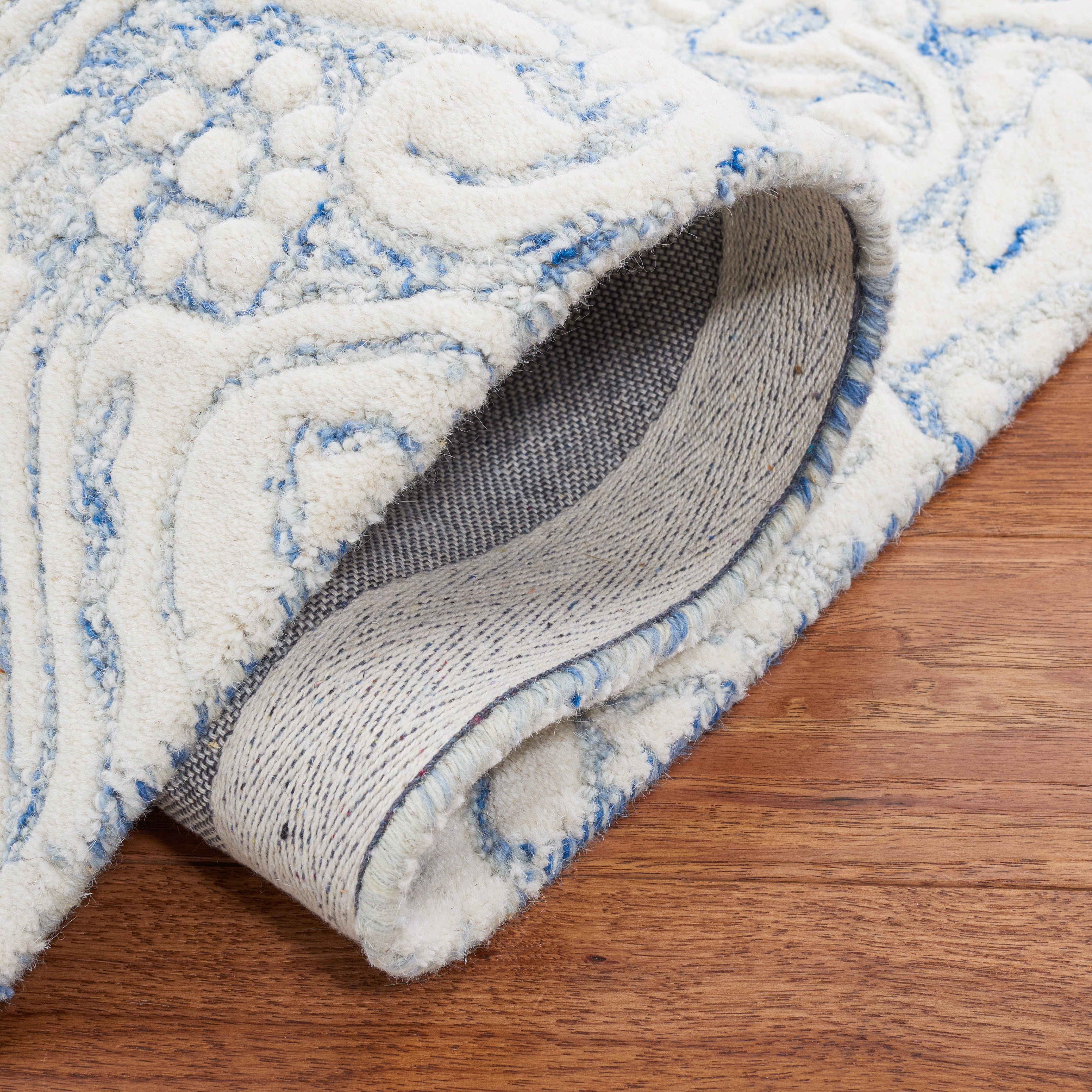 SAFAVIEH Metro Della Medallion Area Rug, Blue/Ivory, 4' x 6'