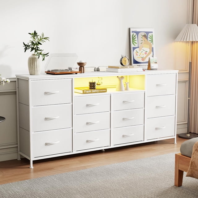 Mueble para TV Cómoda de 63" con Estación de Carga, Luces LED, Estantes Abiertos y 12 Cajones, Centro de Entretenimiento Moderno