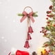 thumbnail image 4 of Adorno navideño colgante pequeño con campanitas, lazo de terciopelo, piñas y árbol de Navidad., 4 of 6