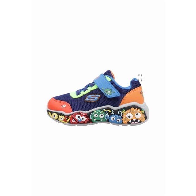 zapatillas skechers para niños, modelo Play Scene en azul marino multicolor talla 9 para niños pequeños; vista lateral derecha de zapatilla con malla azul marino, puntera naranja, detalles verde neón y cierre adaptativo de velcro con parche temático. Suela blanca decorada con personajes animados multicolor, lengüeta acolchada y presilla trasera para facilitar ponerlas.