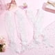 thumbnail image 4 of Guantes blancos de encaje sin dedos con estampado floral, de poliéster, hasta el codo, ideales para bodas., 4 of 7