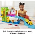 thumbnail image 4 of Fisher-Price Little People Juego de garaje de aprendizaje iluminado para niños pequeños con escenarios inteligentes, automóvil y rampa para juegos de simulación para niños a partir de 1 año, 4 of 5