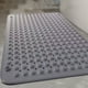 thumbnail image 4 of Alfombrilla de baño antideslizante para bañera y ducha | Alfombrilla de PVC de 70 x 40 cm con ventosas y orificios de drenaje | Alfombrilla de ducha antideslizante para mayor seguridad, 4 of 6