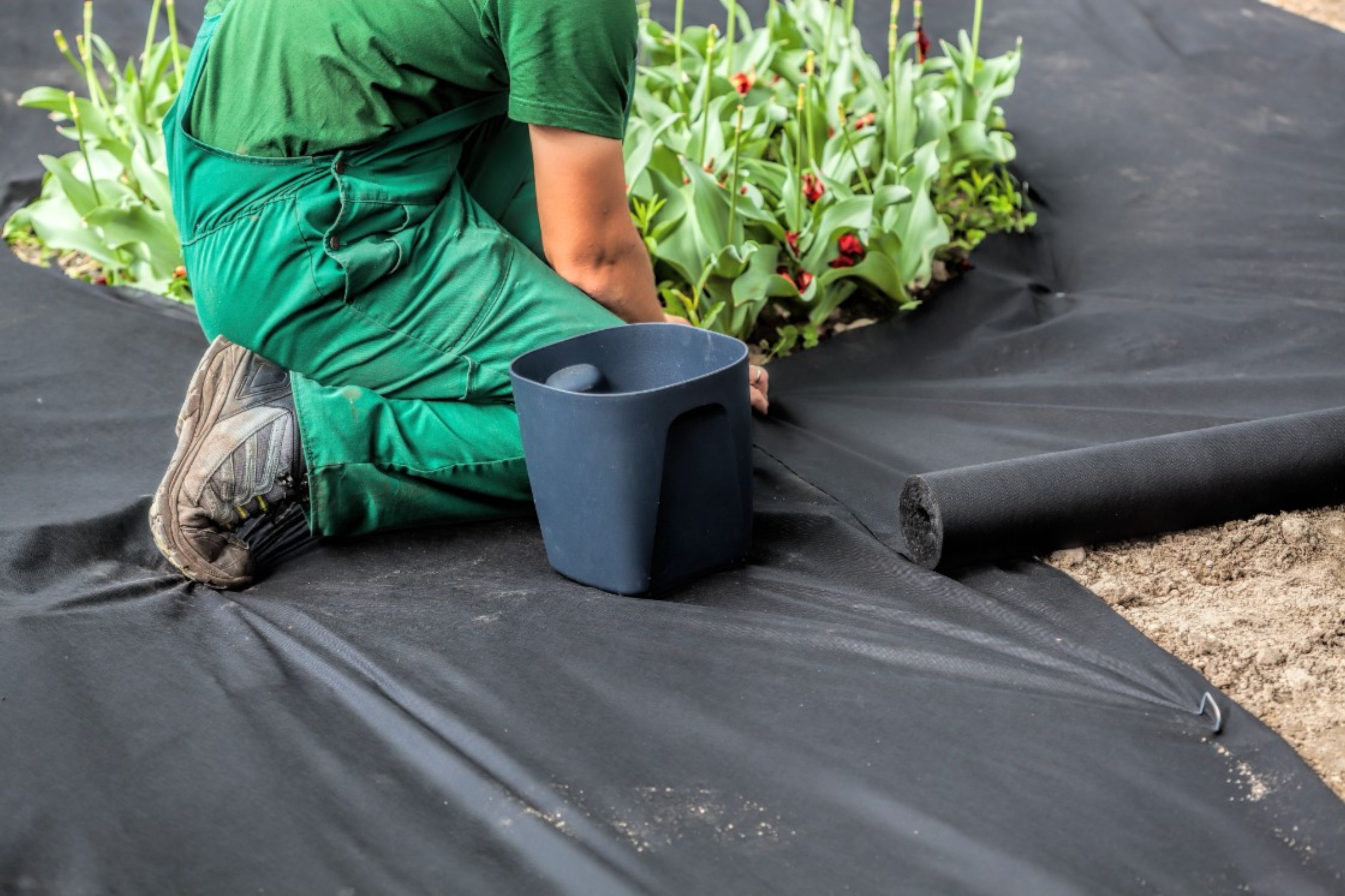 HUDSON GLOBE, 4FT x 100FT Spunbond Non-Woven Premium Garden Weed Barrier 2.1 OZ Landscape Fabric Durable & Heavy-Duty Weed Block, Easy Setsup Included ( 20 Sets U-Staples & Plastic Peds FREE )