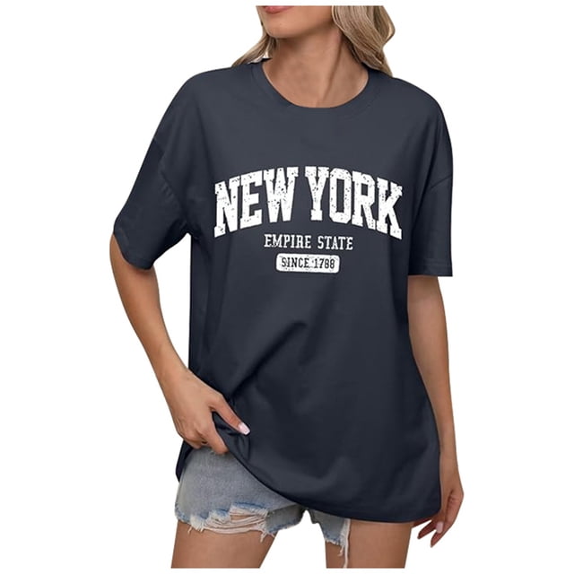 Camiseta informal de manga corta con hombros descubiertos y estampado de letras en inglés para mujer.