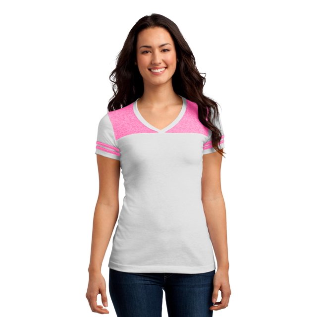 Camiseta con cuello en V District® Juniors Varsity. DT264 Blanco/Rosa Brillante 3XL Distrito DT264