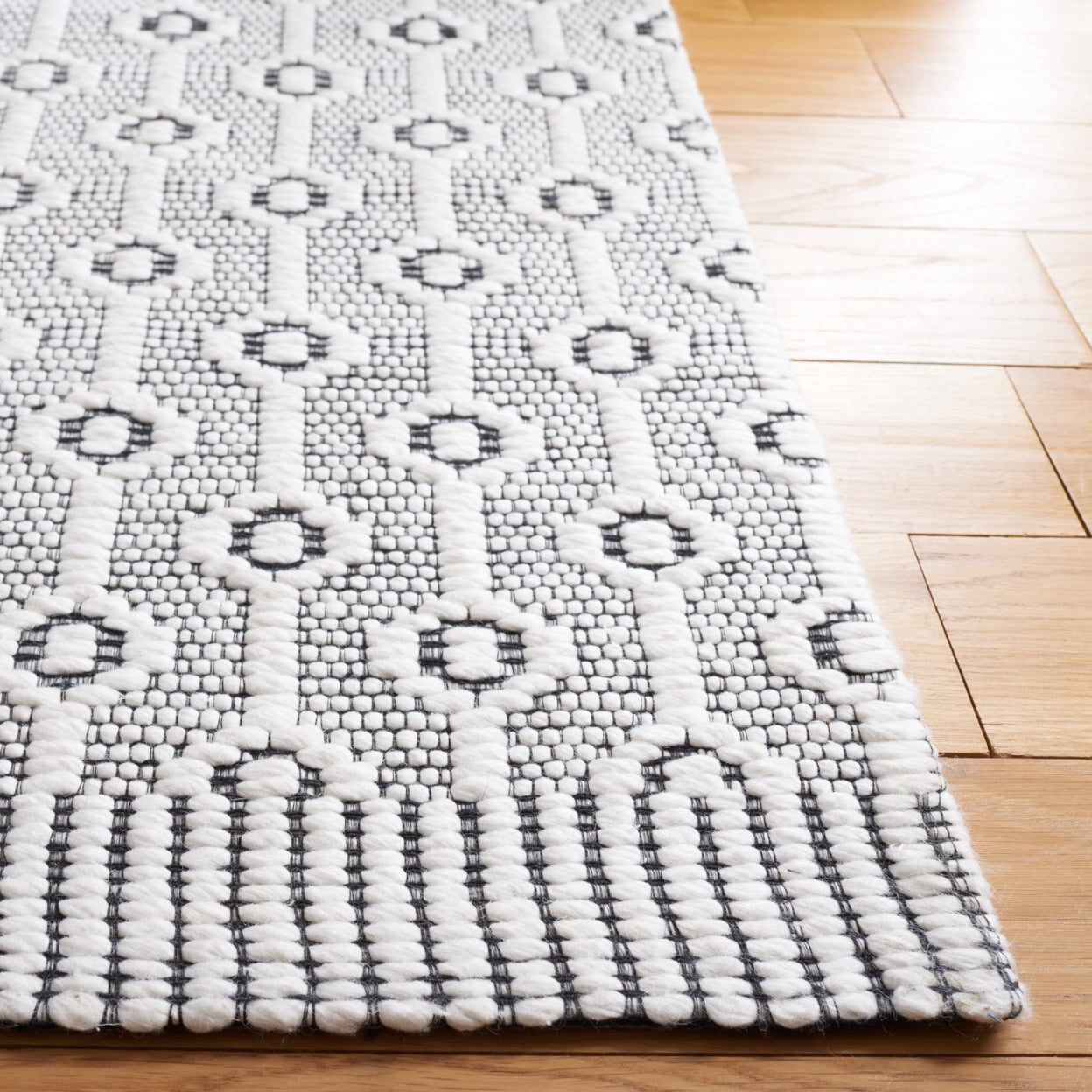 SAFAVIEH Marbella Ombre Diamond Area Rug, Ivory/Black, 8' x 10'