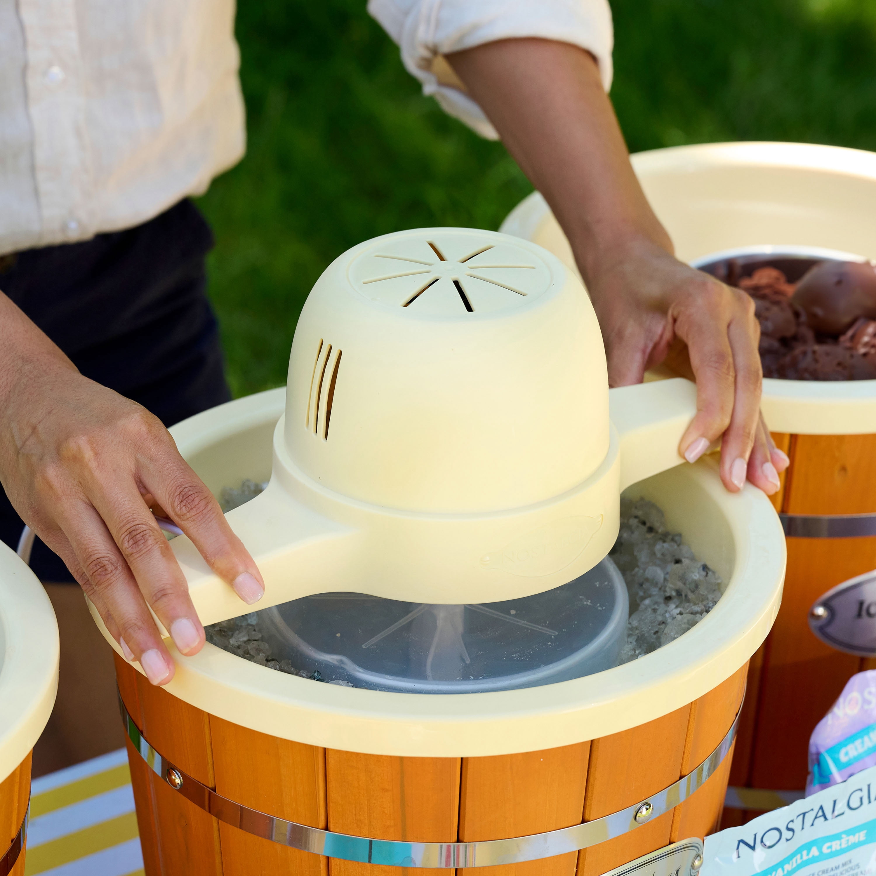 Nostalgia 4-Quart Ice Cream Machine, Vintage Electric Ice Cream Maker with Clear Lid, Light Wood