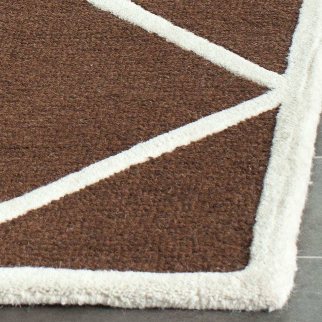 SAFAVIEH Cambridge Kennedy Geometric Diamonds Wool Area Rug, Dark Brown/Ivory, 2' x 3'