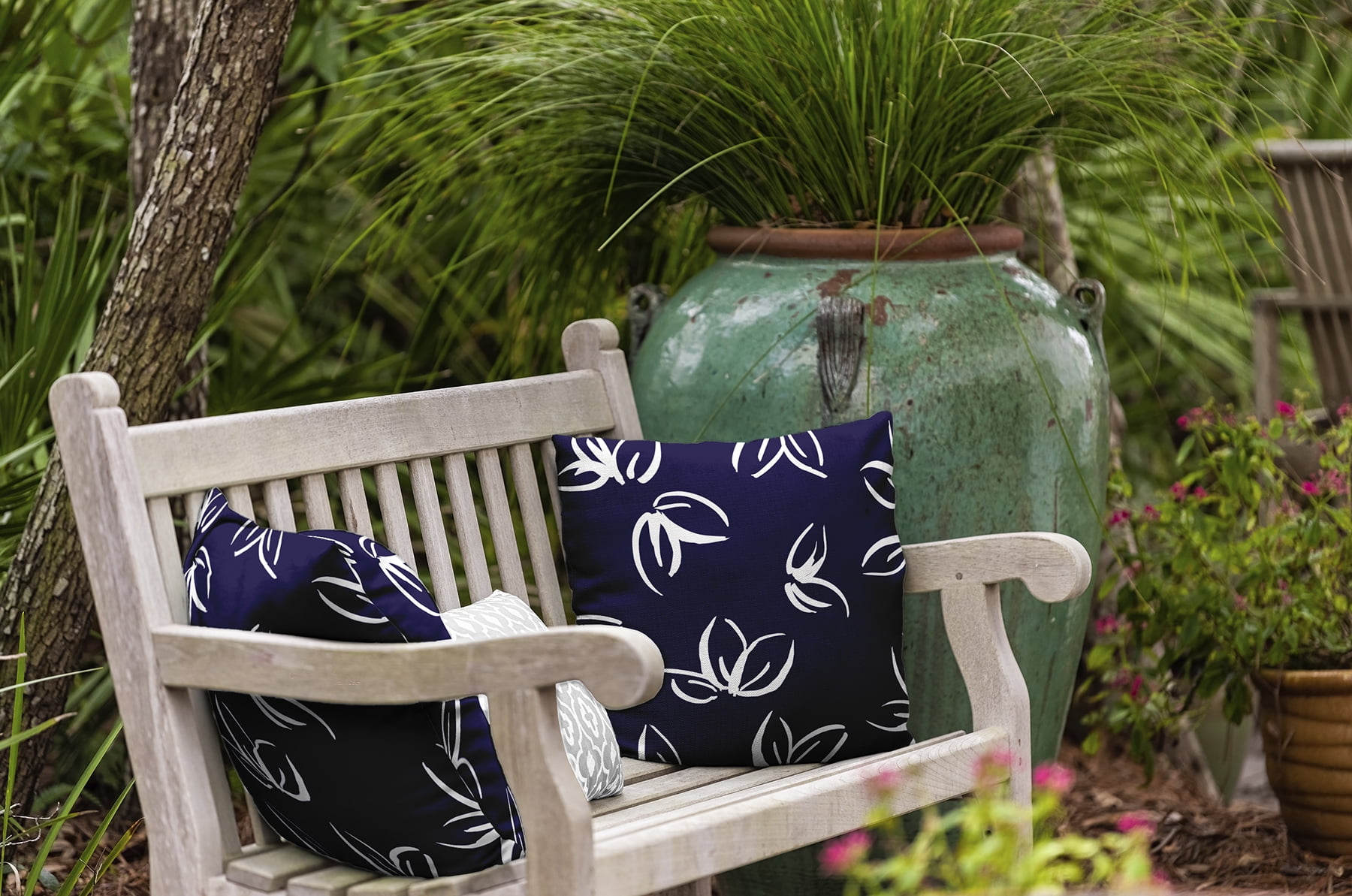 Simply Daisy 20" x 20" Eva Polyester Indoor/Outdoor Throw Pillow, Navy