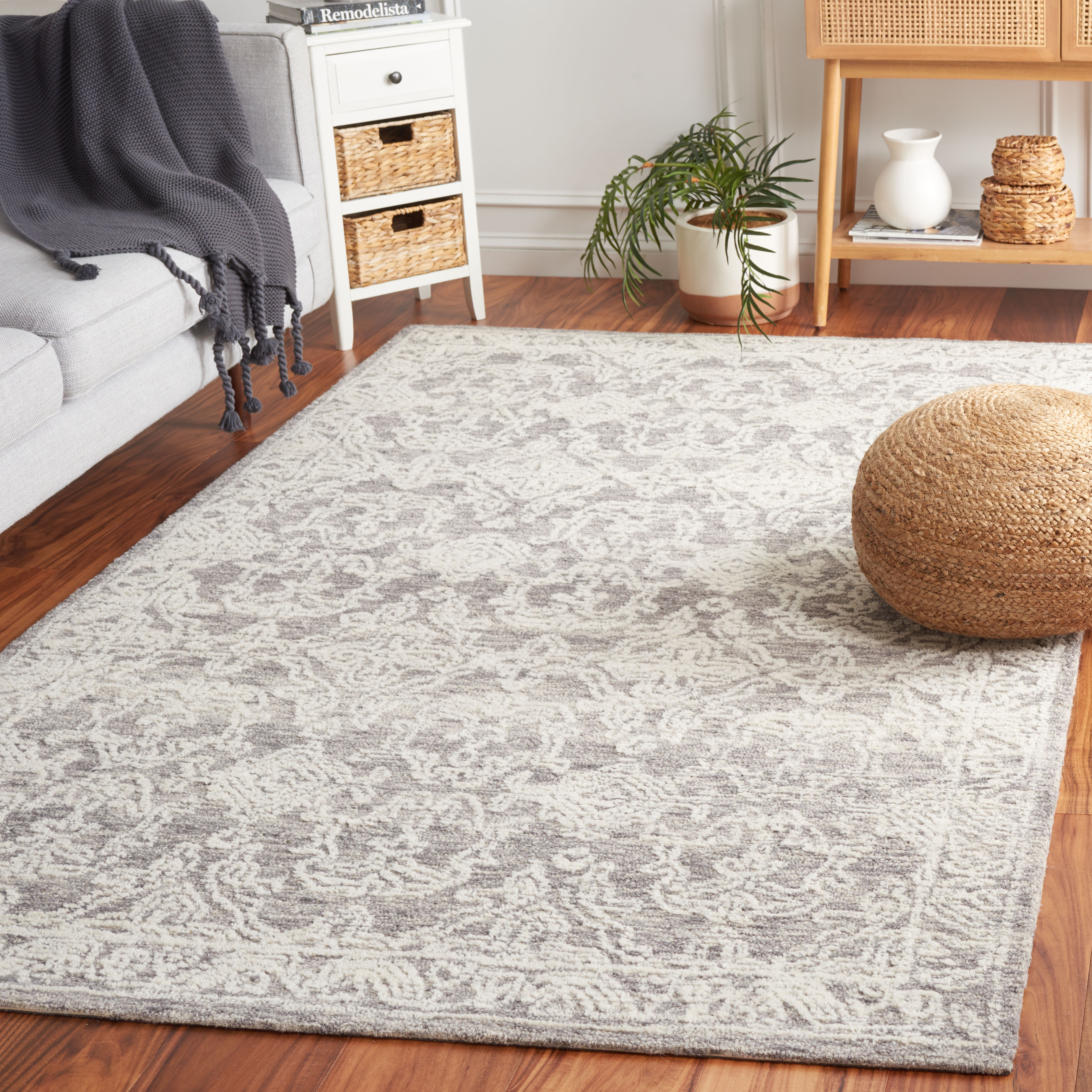 SAFAVIEH Ebony Agatha Traditional Area Rug, Ivory/Grey, 4' x 6'