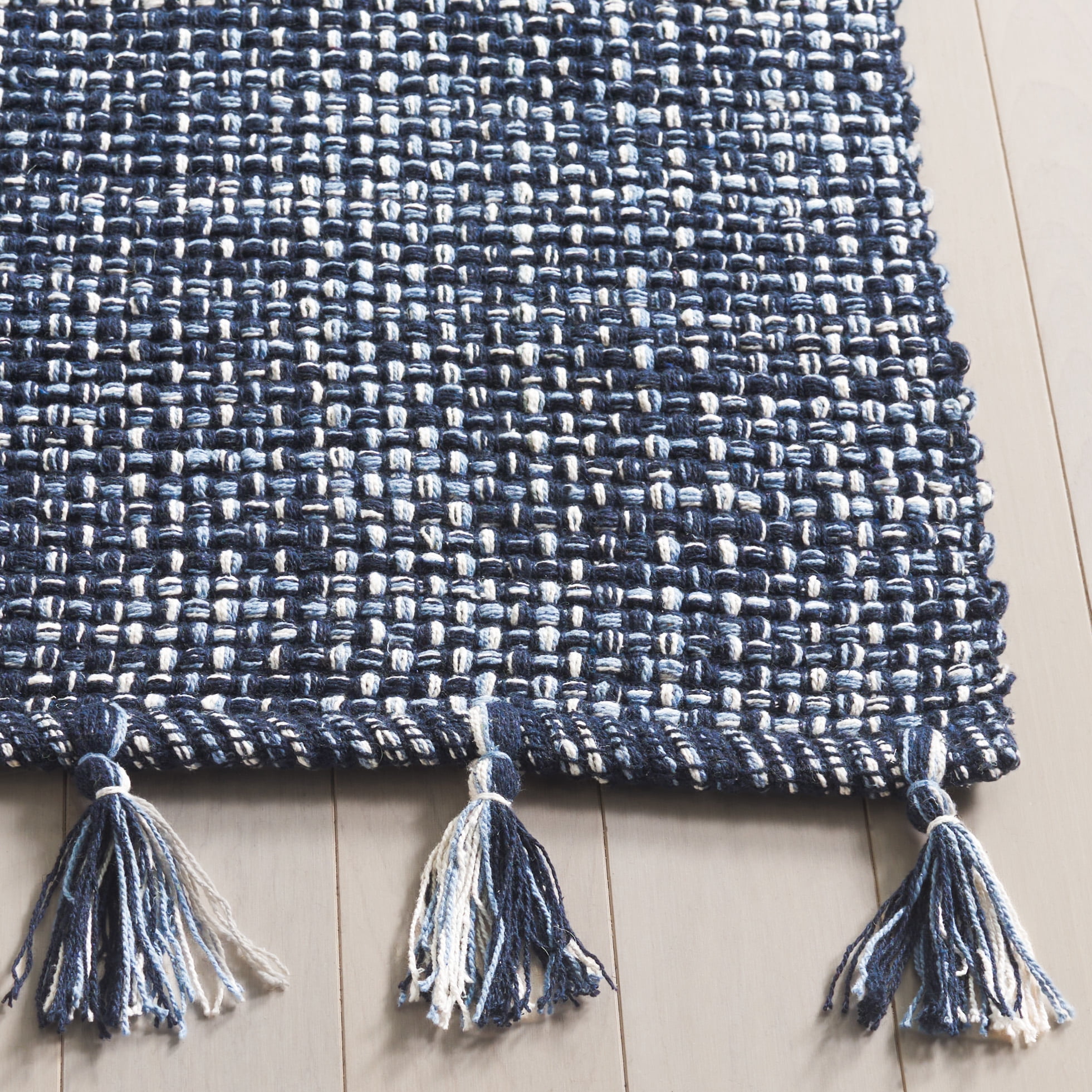 SAFAVIEH Montauk Ombre Solid Area Rug, Navy, 6' x 9'