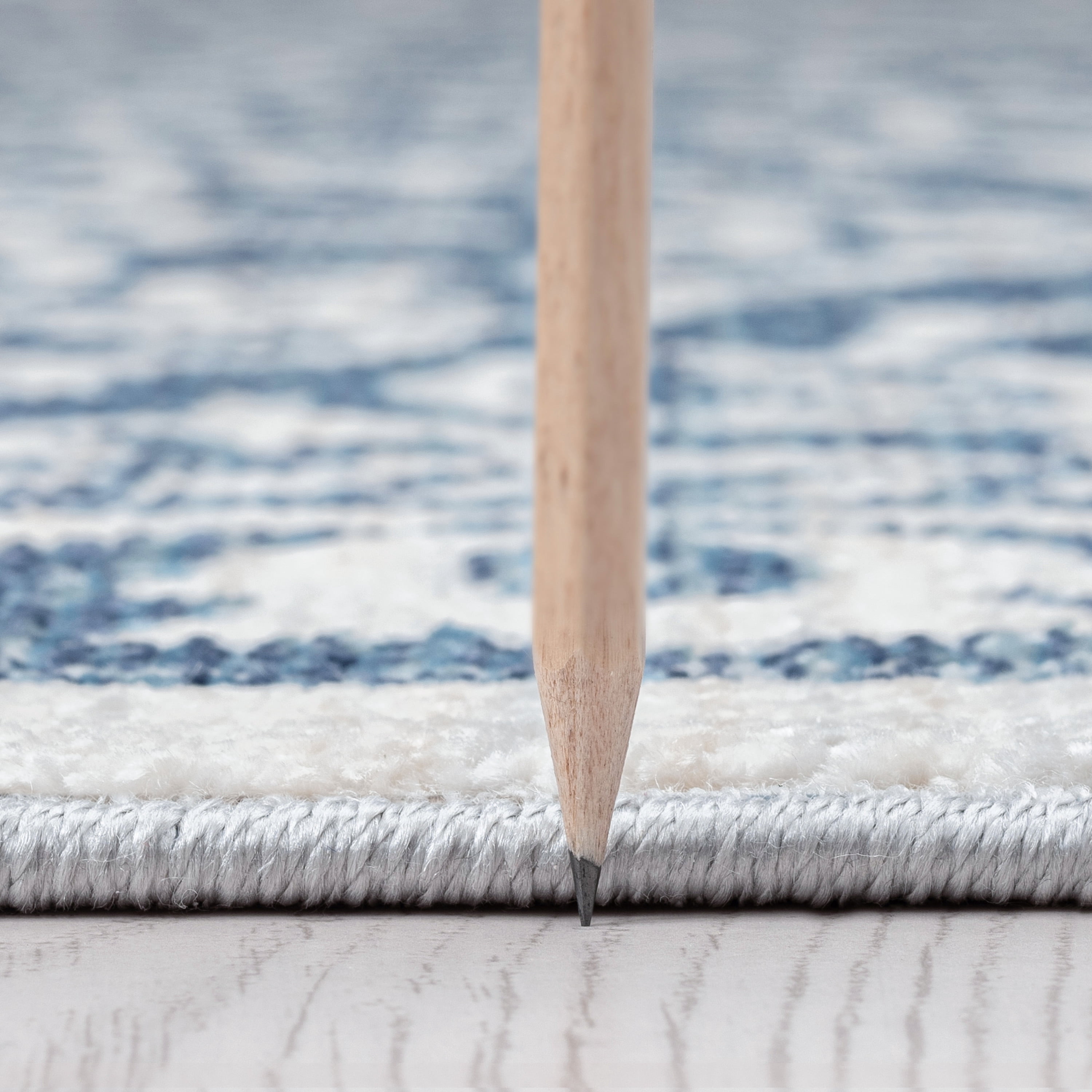 Traditional 2x3 Area Rug (2' x 3'4'') Floral Blue, Cream Indoor Scatter Easy to Clean