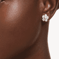 thumbnail image 4 of SET CONJUNTO COLLAR + PULSERA + ARETES SWAROVSKI ARIANA GRANDE FLORES BLANCAS, 4 of 4