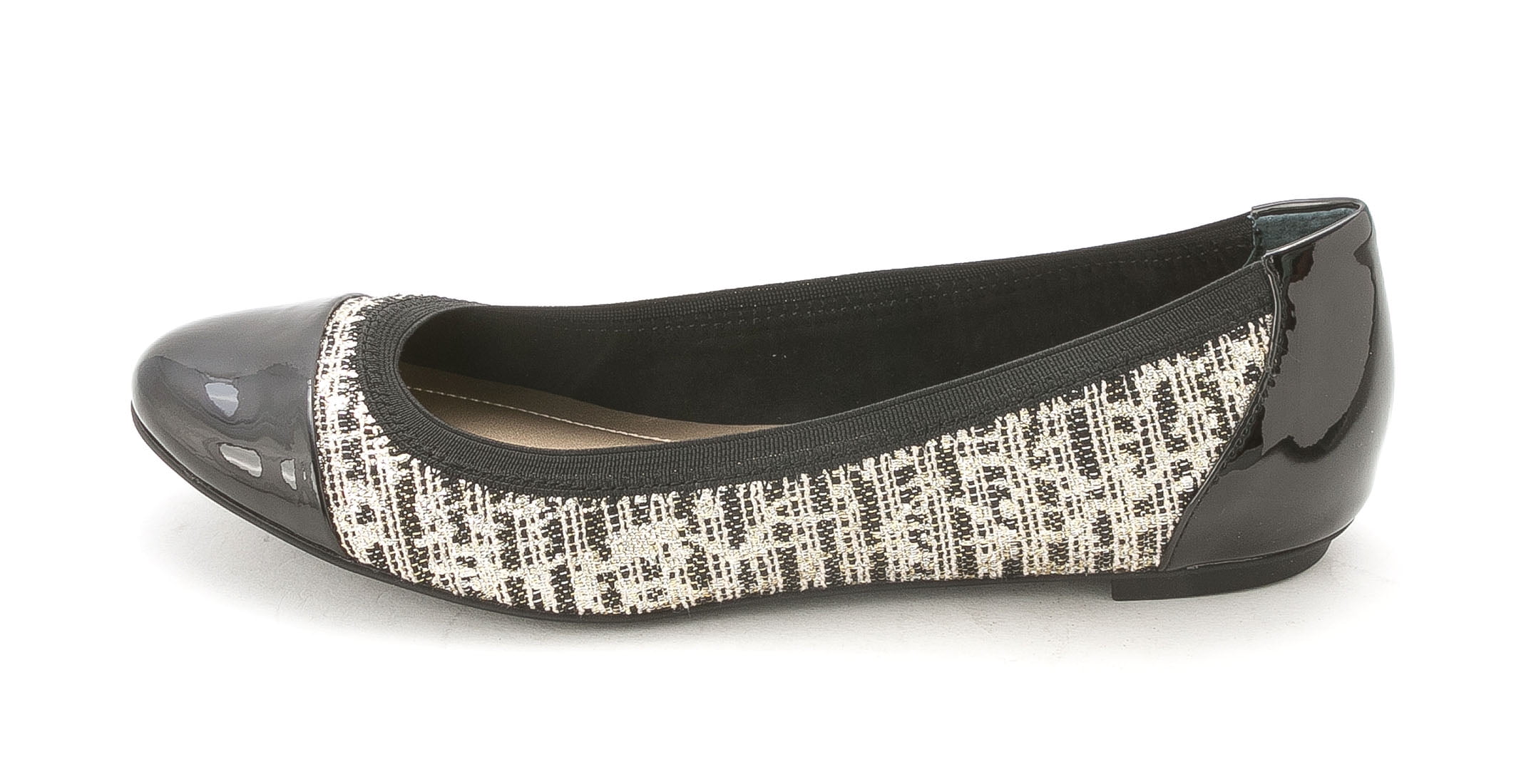 black flat closed toe shoes