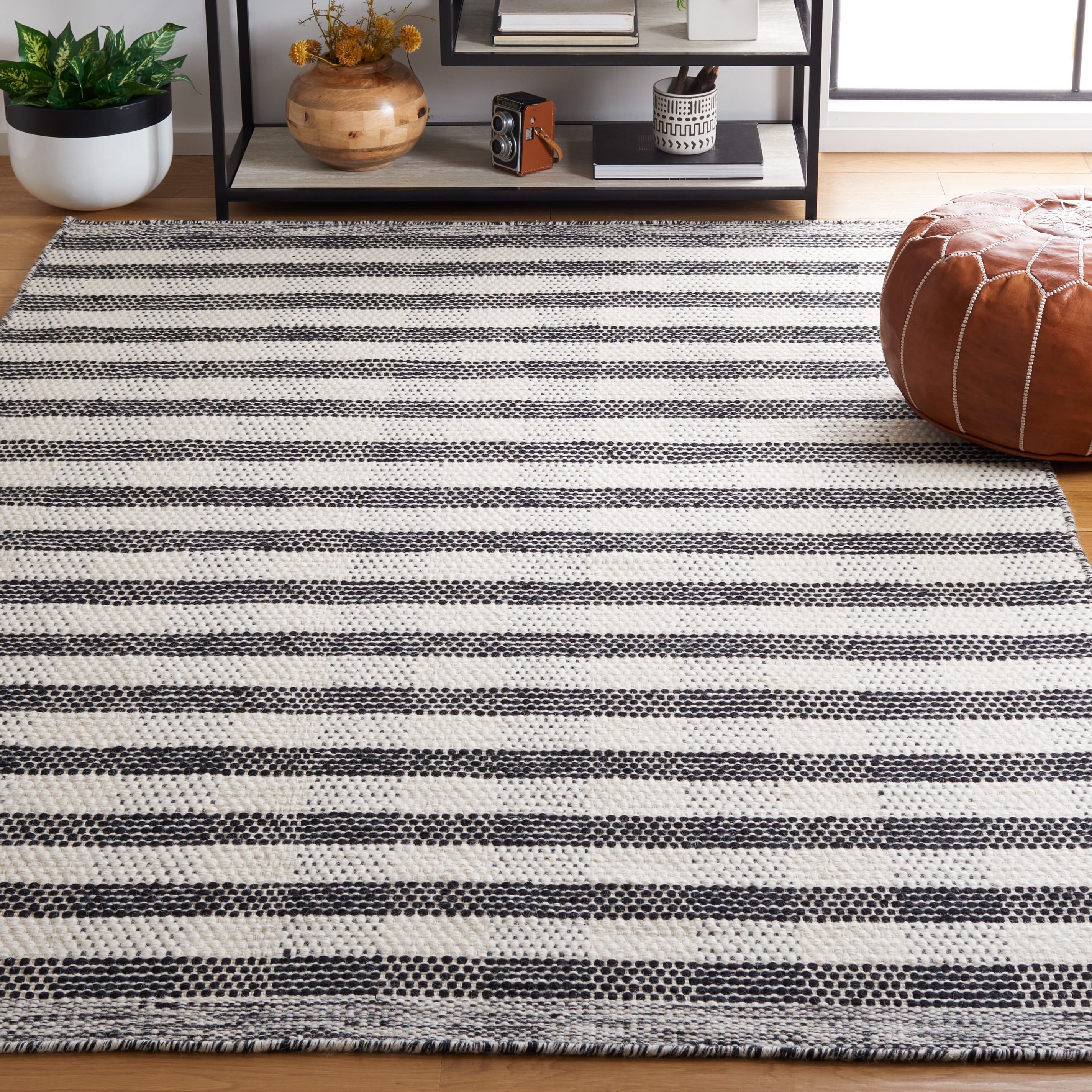 SAFAVIEH Striped Kilim Ulric Striped Area Rug, Black/Ivory, 3' x 5'