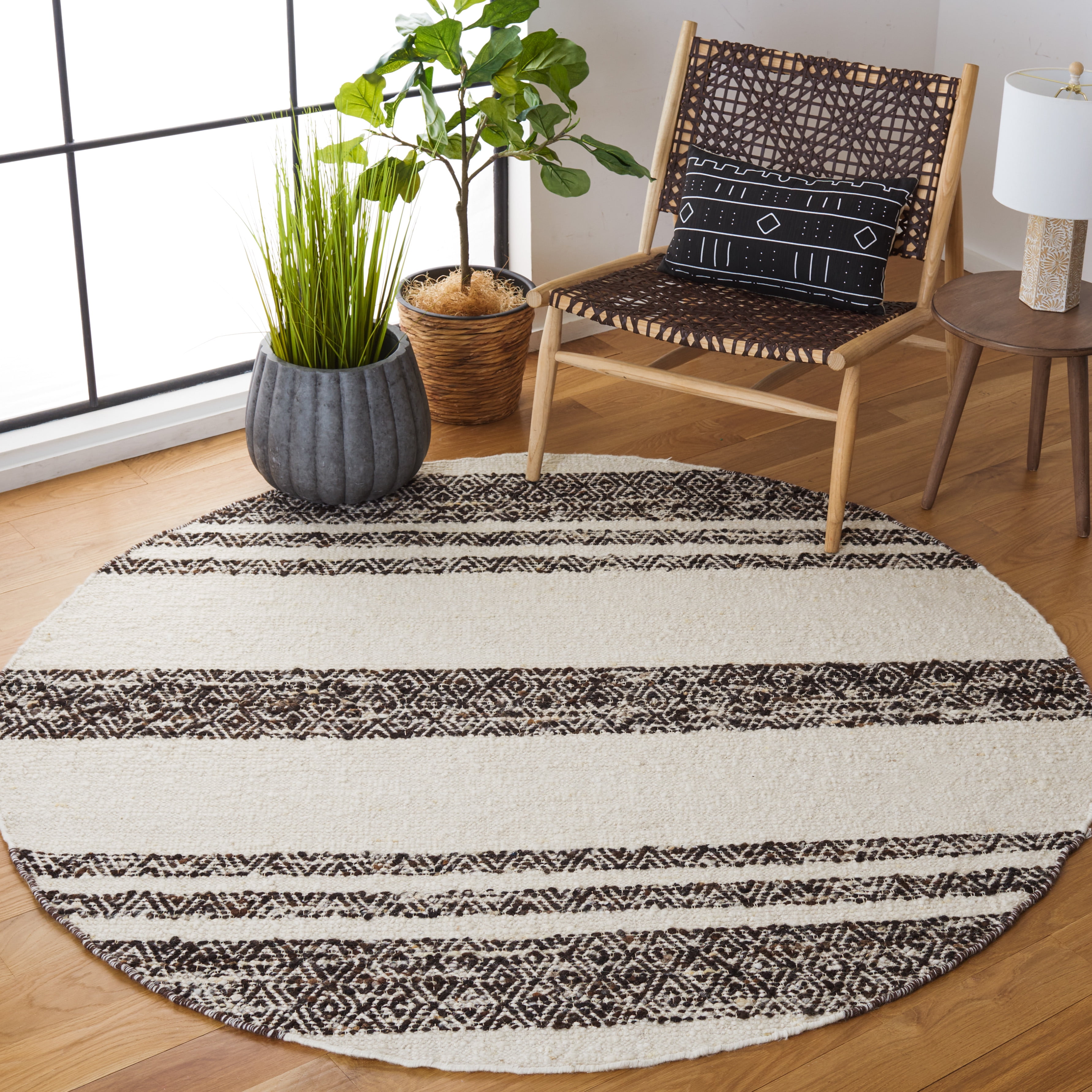 SAFAVIEH Natura Zyana Geometric Striped Area Rug, Black/Ivory, 6' x 6' Round