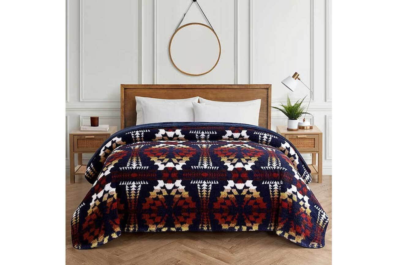 Pendleton Sherpa Fleece Machine Washable Blanket, Legend Lake Navy Blue