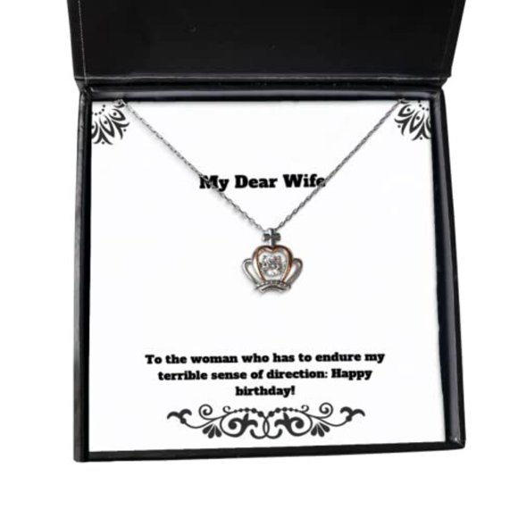 À la Femme Qui Doit Endurer Mon Terrible Sens de:! Pendentif Couronne Collier, Cadeau de Mari, Bijou Épique pour Femme, Joyeux Anniversaire
