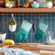 thumbnail image 2 of Juego de 2 guantes de cocina KitchenAid Albany Aqua Sky, 18 x 33 cm, 2 of 5