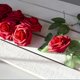 thumbnail image 4 of 50 flores artificiales de rosas rojas oscuras, flores falsas de aspecto real, decoración de boda DIY para ceremonia, 4 of 5