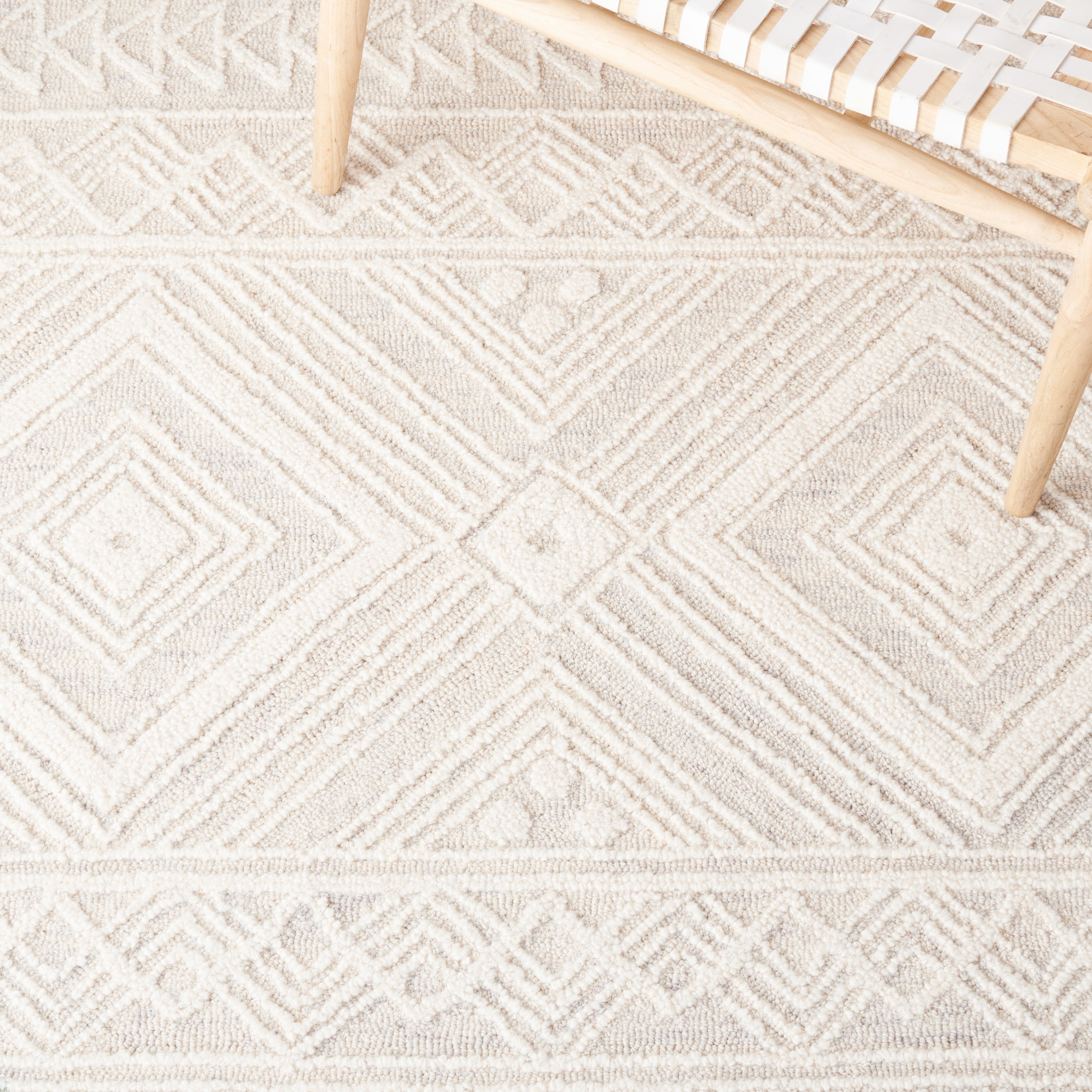 Safavieh Metro Padraic Medallion Area Rug, Light Gray/Ivory, 6' x 6' Round