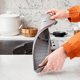 thumbnail image 5 of Estante superior de silicona para estufa, juego de 2 piezas con 6 piezas de refuerzo, estante de almacenamiento para horno resistente al calor, organizador de cocina para especias y utensilios, 5 of 8
