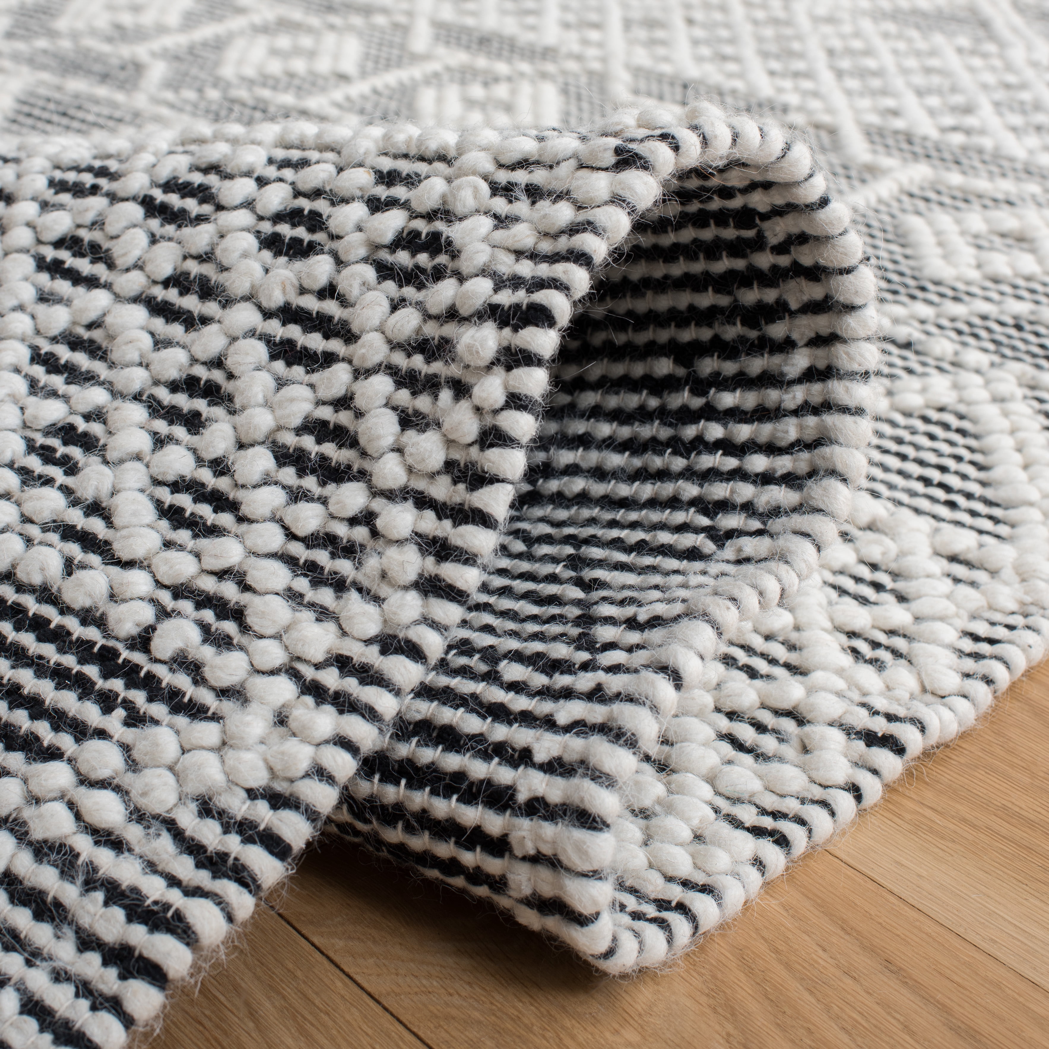 SAFAVIEH Natura Clyde Geometric Area Rug, Ivory/Black, 6' x 9'