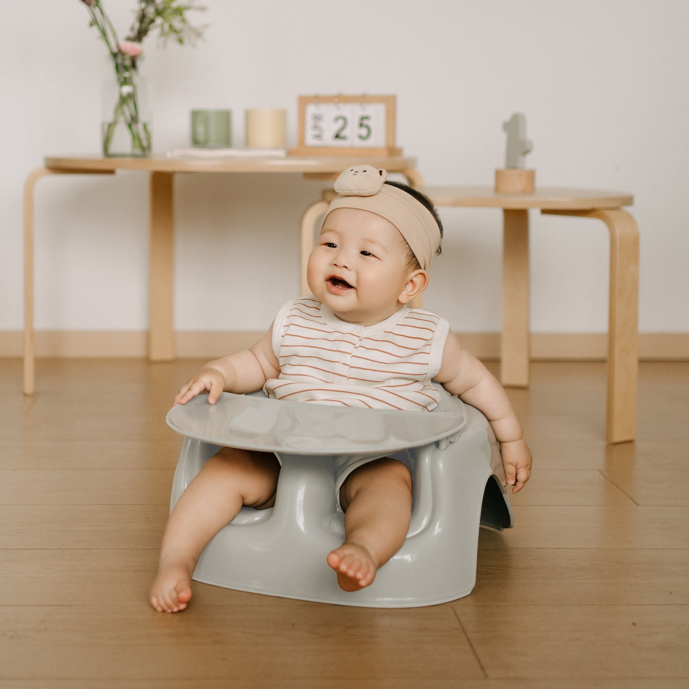 Bumbo Floor Seat Lite & Tray Combo for Infant Feeding and Play, Plastic, Grey