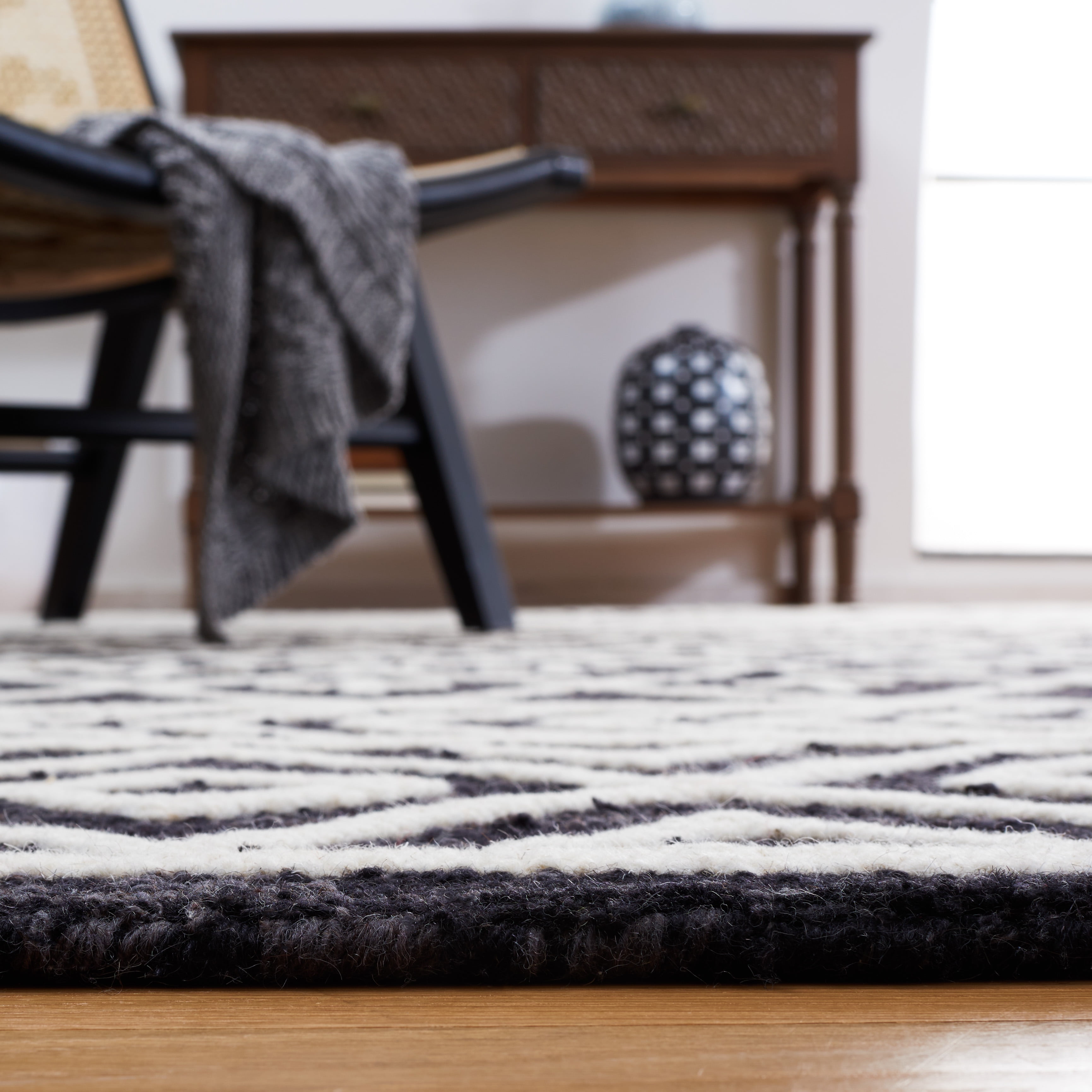 SAFAVIEH Metro Fletcher Medallion Area Rug, Black/Ivory, 5' x 8'