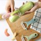 thumbnail image 5 of Pelado sin esfuerzo, 3 peladores de cerámica de colores, a prueba de óxido, agarre ergonómico, pelado rápido y limpio de pepinos, zanahorias, patatas y manzanas, diseño de fácil limpieza, 5 of 5