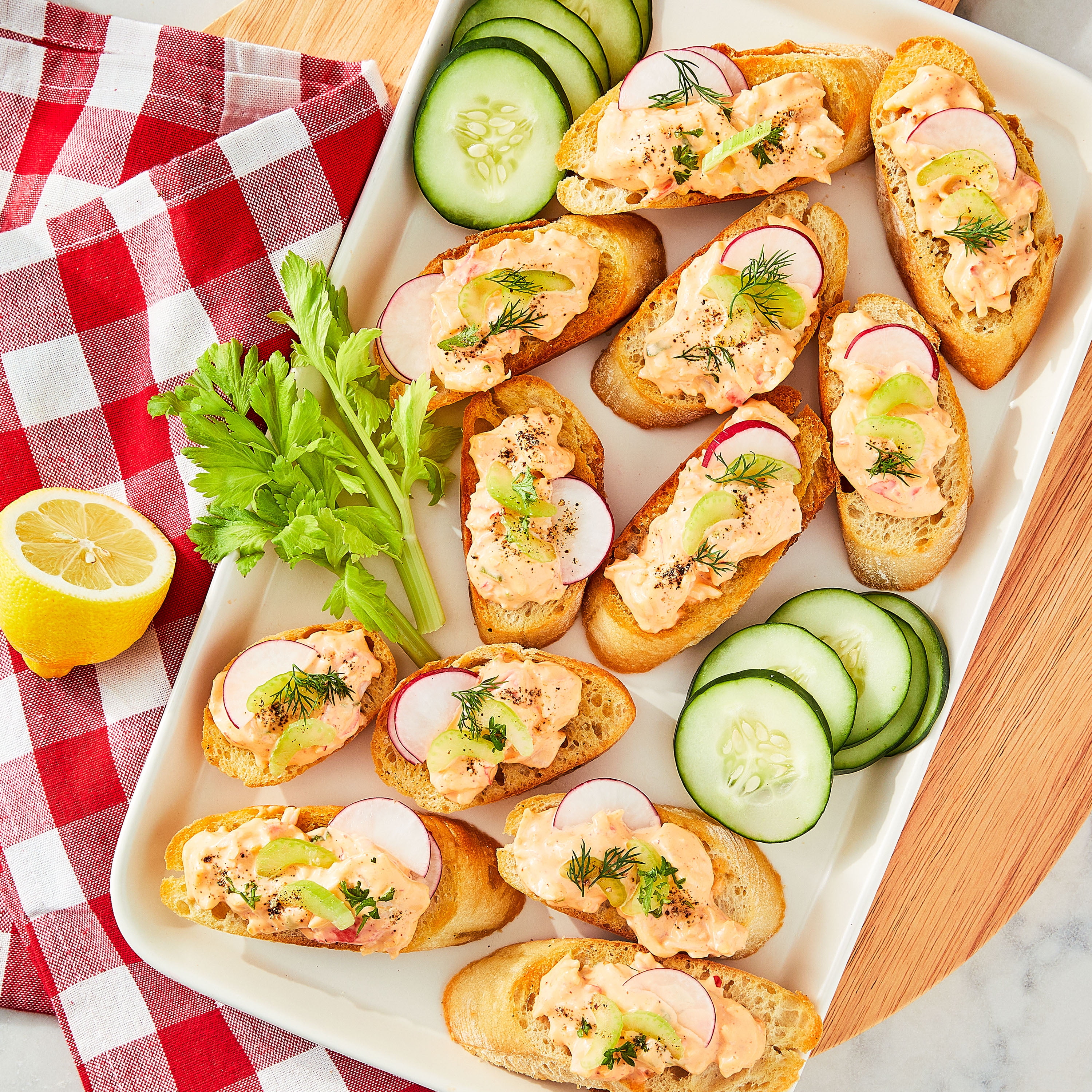 Freshness Guaranteed Spicy Crab & Shrimp Salad, Regular 14 oz Plastic Tub, Refrigerated