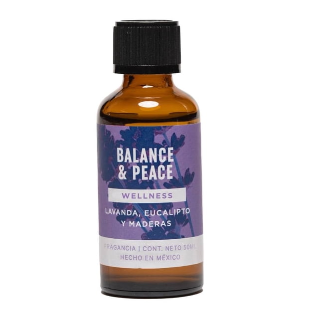 fragancia balance and peace wellness 50 ml botella de vidrio ámbar, vista frontal; etiqueta morada con texto "BALANCE & PEACE" y "WELLNESS", indica lavanda, eucalipto y maderas; tapa negra de rosca; para aromaterapia en difusor eléctrico o sahumerio, uso en hogar u oficina.