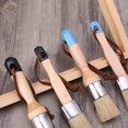 thumbnail image 4 of 2 piezas de brochas de cera de pintura de tiza redonda y plana con mango de madera ergonómico, cepillos de cerdas naturales, herramienta de encerado para pintura de muebles Feliz Sencillez, 4 of 5