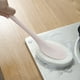 thumbnail image 4 of Cepillo de mango largo para limpiar juntas de azulejos de baño y cocina con agarre ergonómico y cabezal de esponja reemplazable para fregar paredes y pisos sin esfuerzo Aestivo | Rosa |, 4 of 6