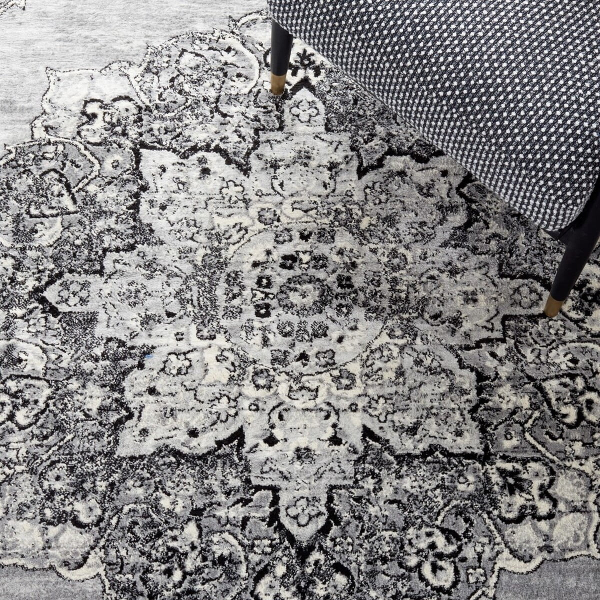 SAFAVIEH Brentwood Dimitri Floral Bordered Area Rug, 6'7" x 6'7" Square, Silver/Black