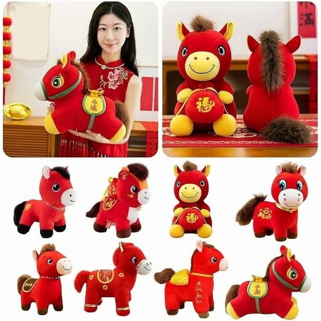 mascotas de la suerte del caballo 2026: pequeños ponis de peluche guo-feng, adornos del zodiaco chino, muñecas decorativas — varios ponis de peluche rojos y multicolor con bordados dorados, crines marrón y caras sonrientes; se muestran vistas frontal y posterior y uno sostenido por una mujer con vestido rojo; ideal como adorno para hogar, oficina o para coleccionistas.