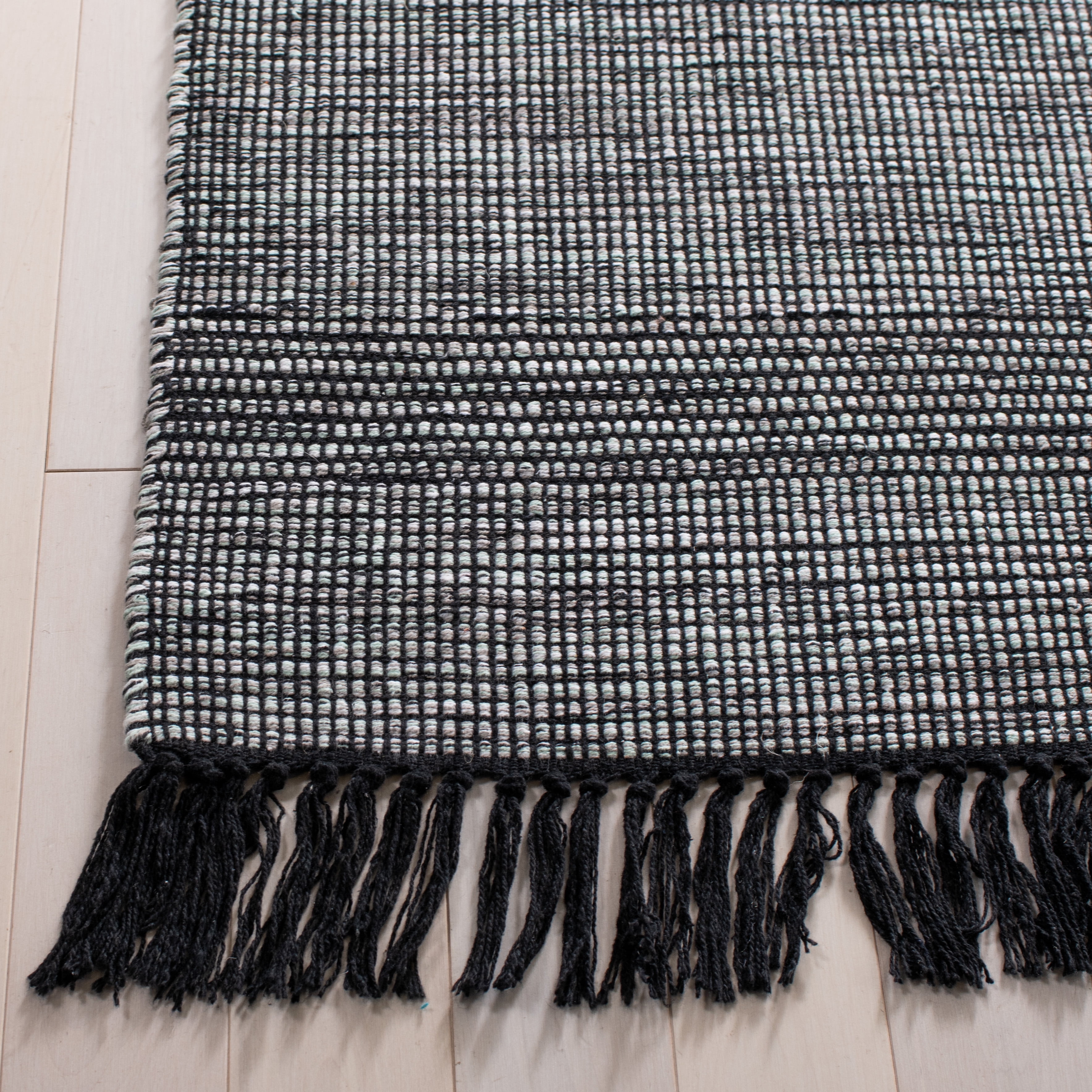 SAFAVIEH Montauk Kelsey Distressed Cotton Area Rug, Light Green/Black, 5' x 8'