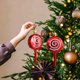 thumbnail image 2 of Adornos navideños, juego de 2 gorros navideños y bastones de carameloDecoraciones navideñasColgantes pequeños, 2 of 5