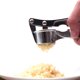 thumbnail image 3 of Prensa de ajo profesional, herramienta de trituración para semillas de ajos, trituradora de ajo con mango ergonómico 5 en 1, prensa de ajo trituradora M Feliz Sencillez, 3 of 5