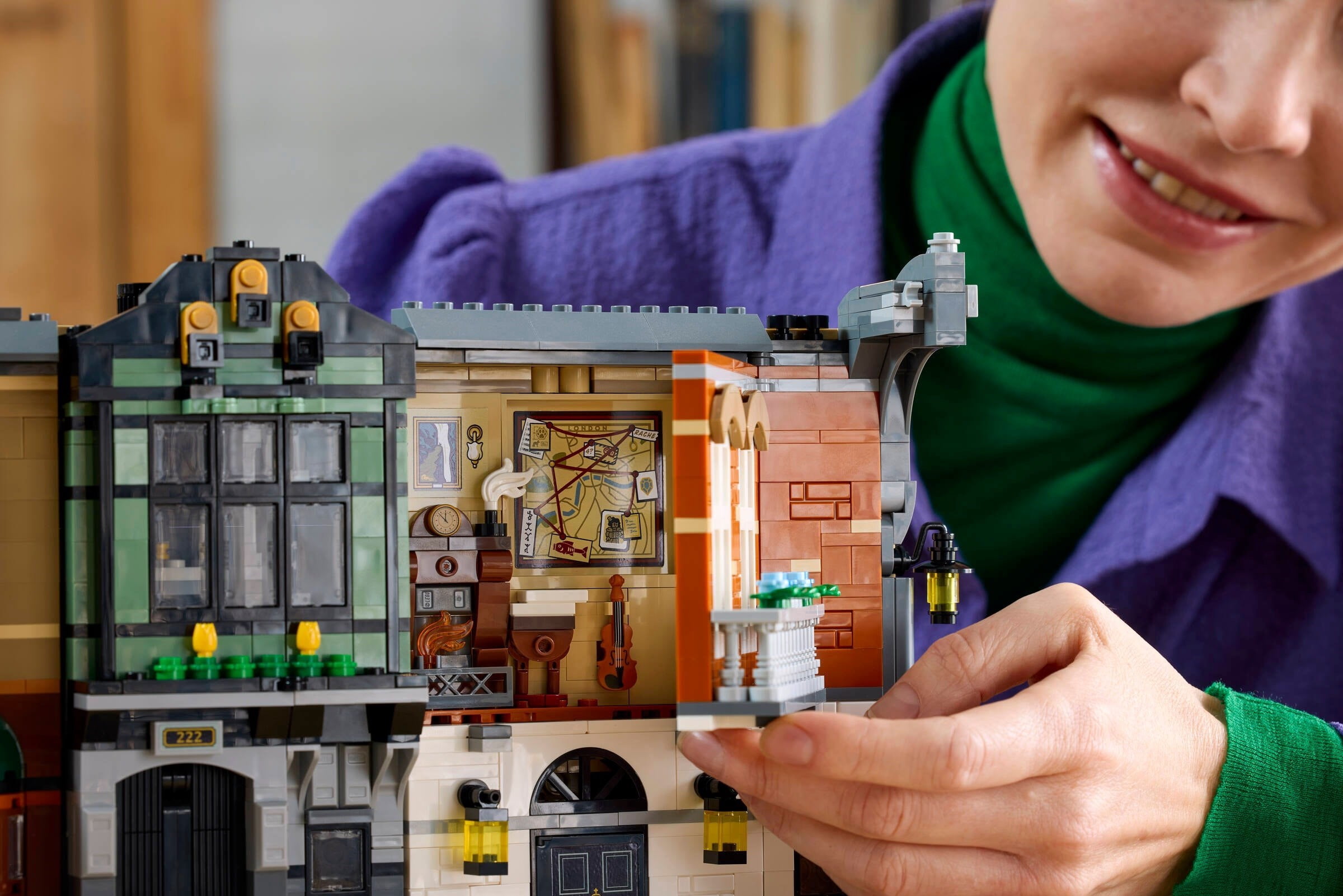 LEGO Icons Sherlock Holmes Book Nook 10351 Building Set – Victorian London Bookshelf Display with Minifigures, Collectible Literary Decor Model for Adults