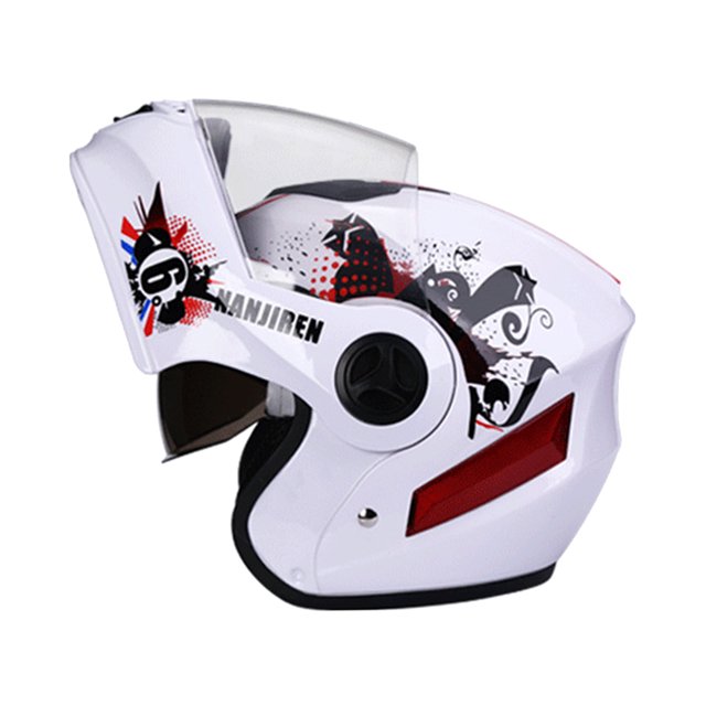 casco de moto modular sharpla unisex blanco timón de la motocicleta casco modular abatible blanco con gráficos negros y rojos, vista lateral 3/4; visera exterior transparente levantada y visera interior ahumada bajada, carcasa ABS ligera, ventilaciones frontales y traseras visibles, almohadillas interiores desmontables y reflector lateral rojo, talla aprox. 56-62 cm. Adecuado para uso en calle, quad o motos de nieve; también suele usarse para transportar auriculares en viaje.