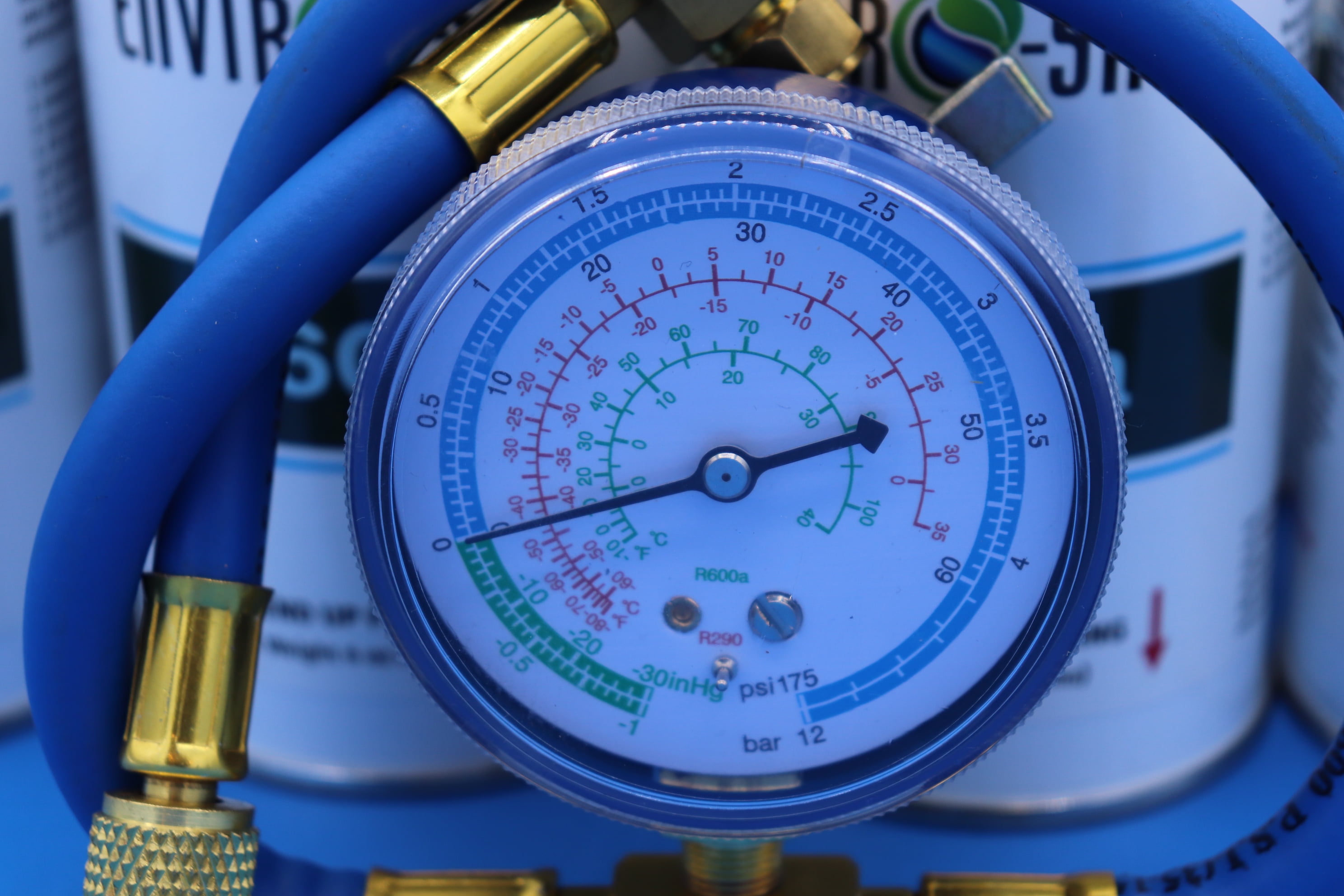 EnviroSafe R600a Refrigerant with Charging Gauge Automotive Refrigerant 12 Pack