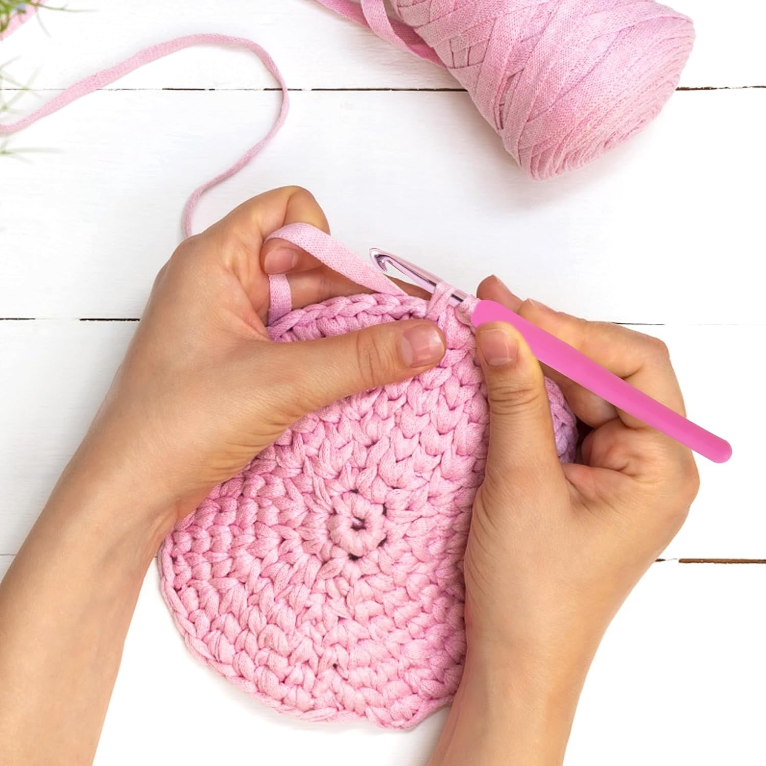 Tanxrayy Crochet needles, 2.5-6 mm High-Quality Pink Gradient Aluminum Ergonomic Soft Handle Crochet with Case and Crochet Kit for Beginners Adults for Arthritic Hands Crochet Needle Set